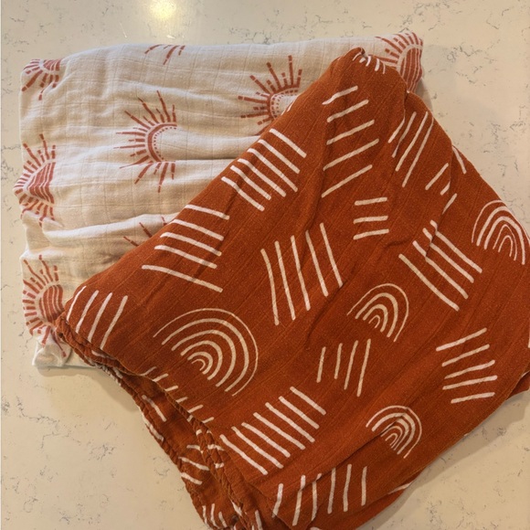 Set of 6 burp clothes, 5 bibs, 2 swaddling blankets - Picture 10 of 12